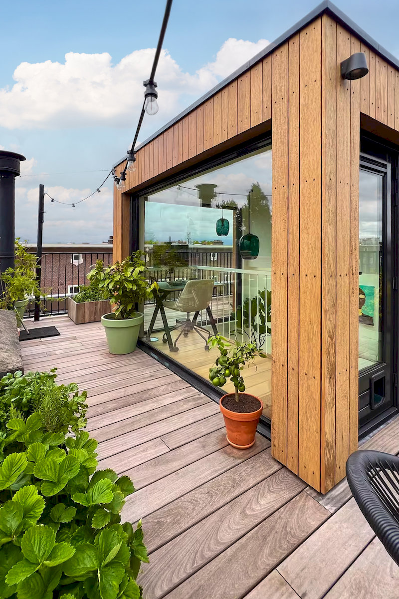 Exterieur van de dakopbouw in Amsterdam, subtiel geïntegreerd in het bestaande dakvlak met ruim dakterras