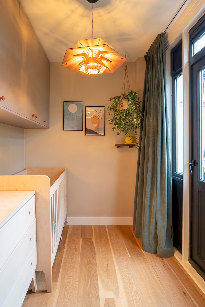 Moderne badkamer met inloopdouche en natuursteen tegelwerk