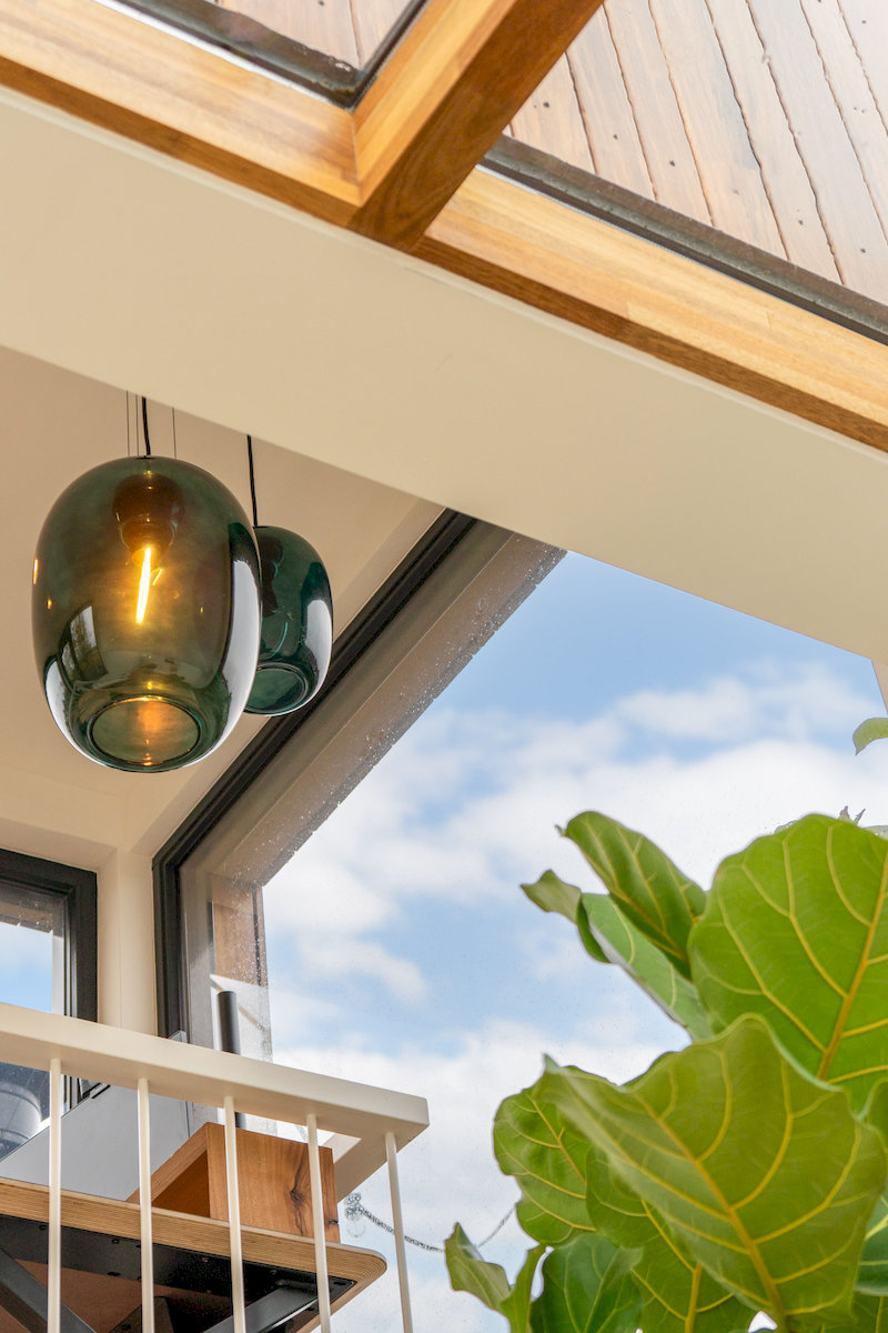 Interieurdetail van de dakopbouw met maatwerk afwerking en daglicht van boven