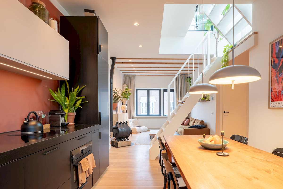 Keuken met kookeiland en veel natuurlijk licht