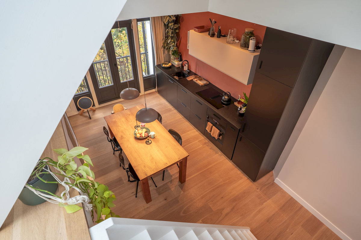 Moderne keuken in het verbouwde appartement met open verbinding naar de woonruimte