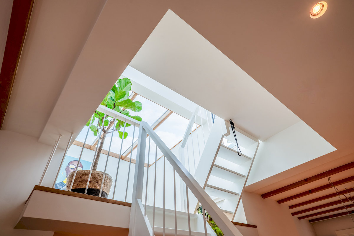 Trapopgang naar de dakopbouw met strak vormgegeven balustrade en lichtinval