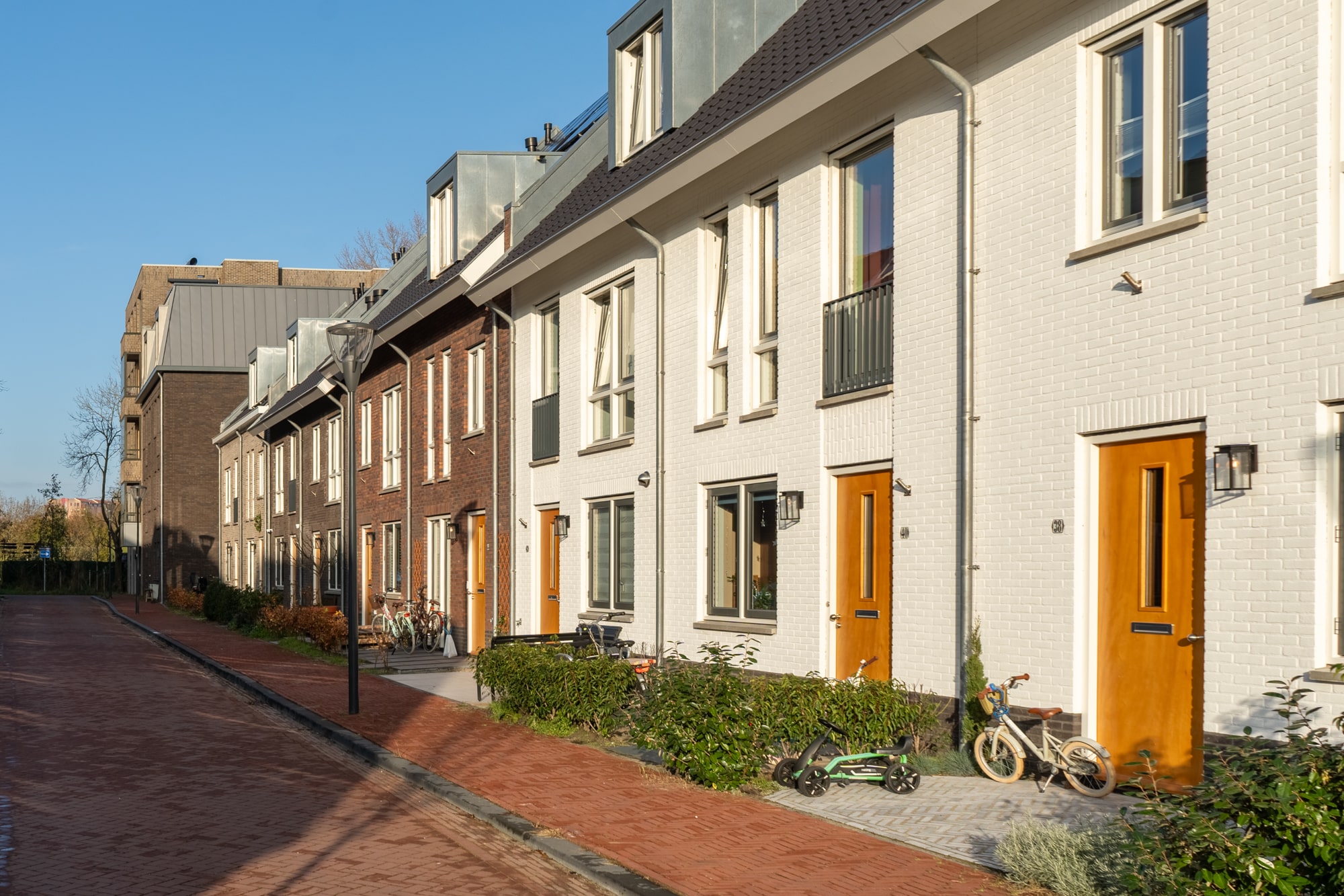 Laanwoningen in het Vijverpark in Haarlem met ritmische gevels