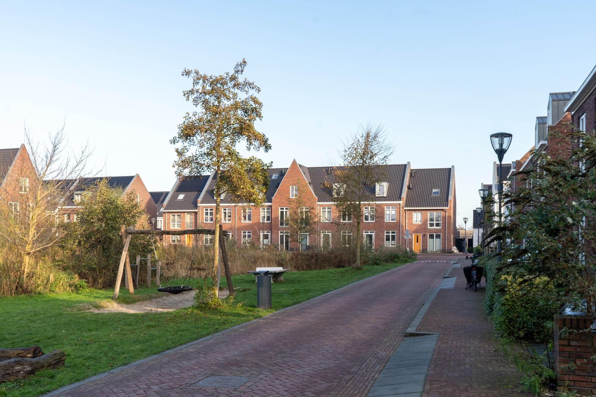 Vijverwoningen in het Vijverpark in Haarlem gezien vanaf de waterzijde