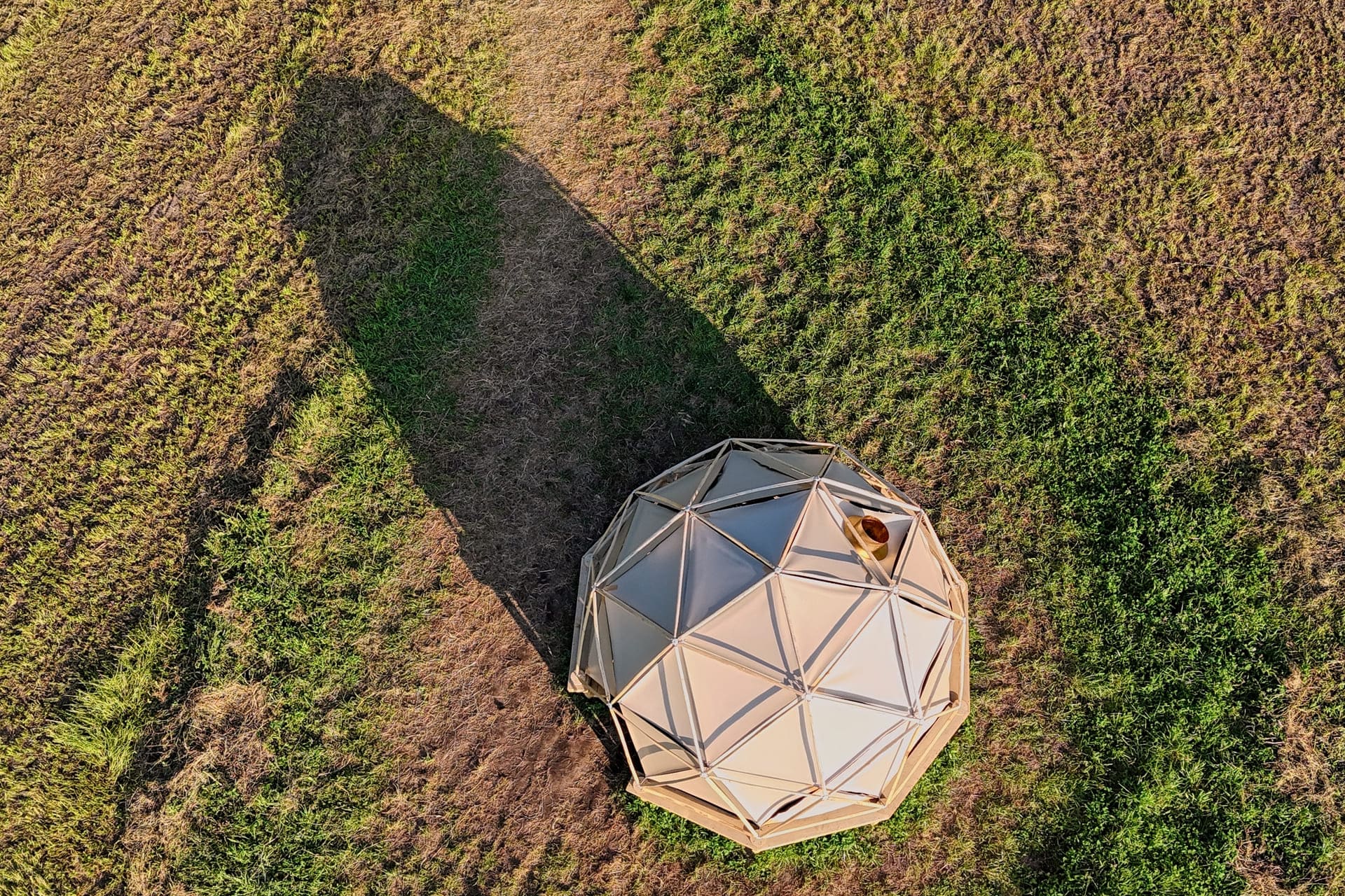 Dronefoto van Sunspace #2 folly in het Drentsche landschap, Folly Art Norg 2025