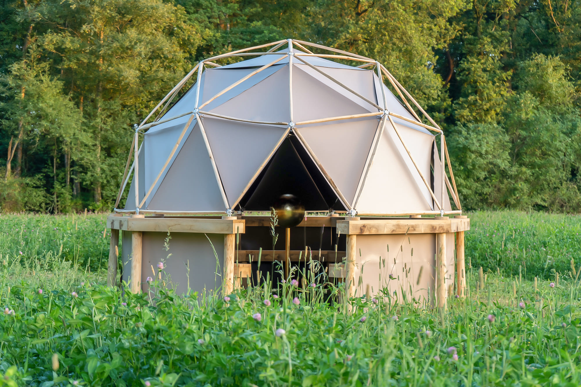 Ingang en gouden bol van Sunspace #2 folly in het hoge klaverveld, Folly Art Norg 2025