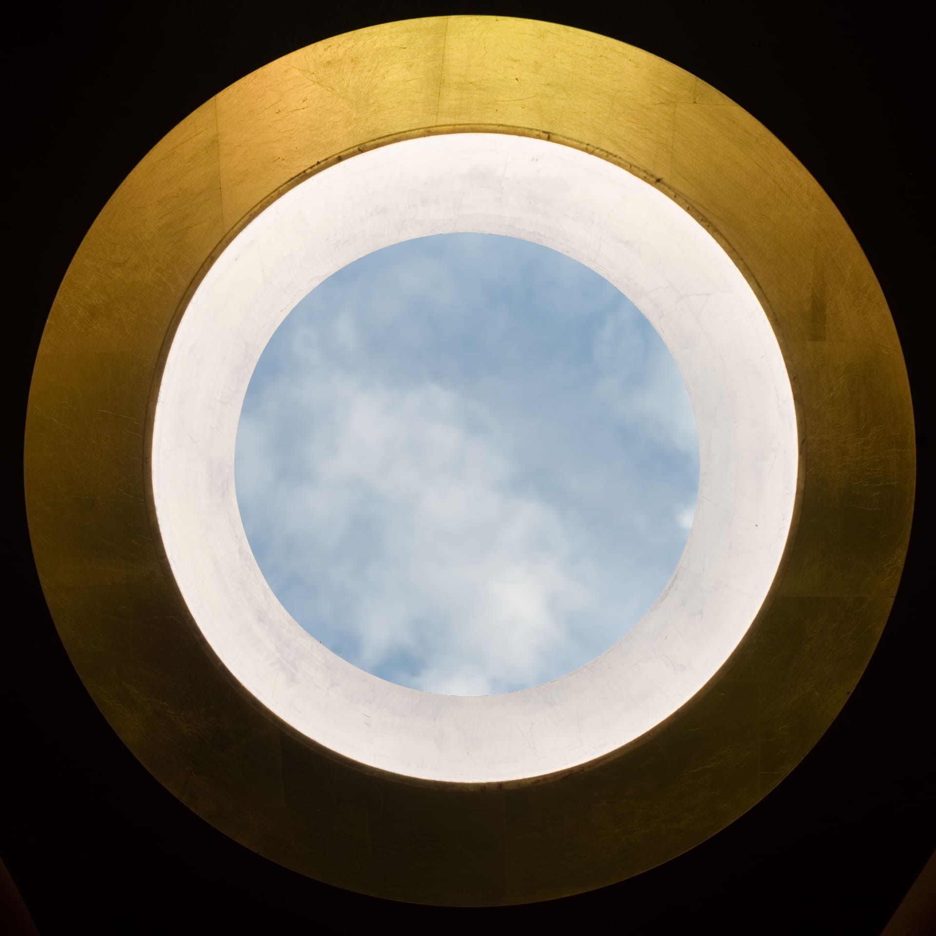 Detail van de oculus in de koepel van de Sunspace #2 folly, blauwe lucht met wolken zichtbaar