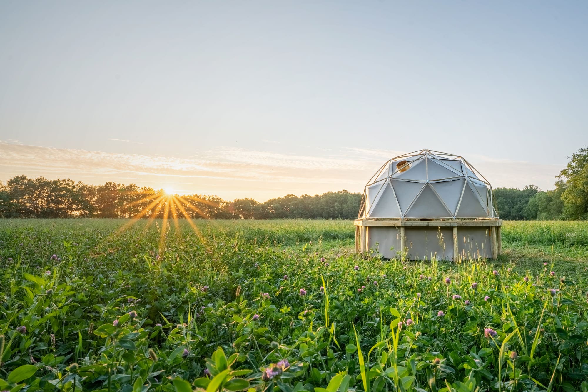 Sunspace #2 folly van de zijkant tijdens zonsondergang